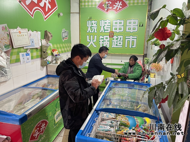 江阳区北城街道城垣社区联合市场监管所开展辖区冻库冷链食品专项检查(图2)
