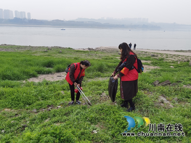 龙马潭区小市街道开展河岸清理志愿活动(图1)