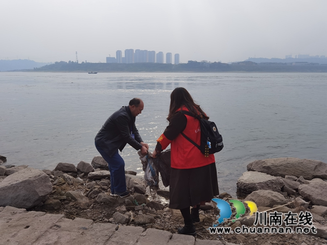 龙马潭区小市街道开展河岸清理志愿活动(图4)