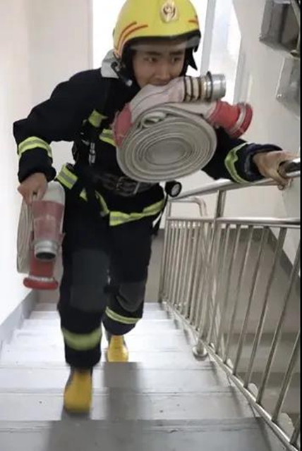 “泸州道德模范”评选!请为消防员王贵川投上一票!(图5) “泸州道德模范”评选!请为消防员王贵川投上一票!(图5)