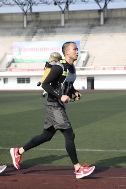 “泸州道德模范”评选!请为消防员王贵川投上一票!(图4) “泸州道德模范”评选!请为消防员王贵川投上一票!(图4)