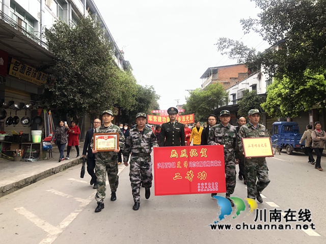 黄安华到泸县百和镇为立功军人家属送喜报(图1)