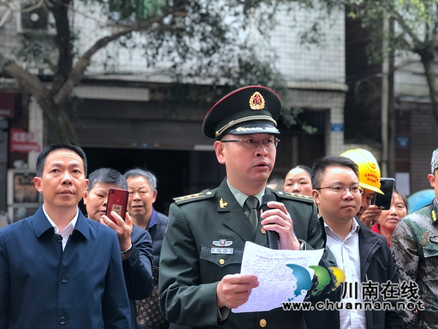 黄安华到泸县百和镇为立功军人家属送喜报(图2)