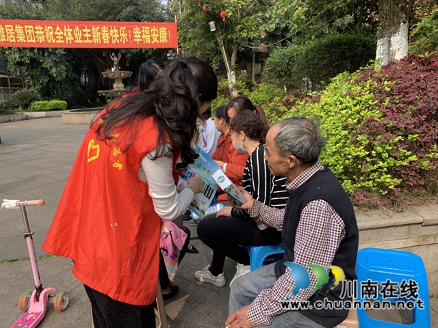 江阳区华阳街道开展垃圾分类宣传活动(图2) 江阳区华阳街道开展垃圾分类宣传活动(图2)