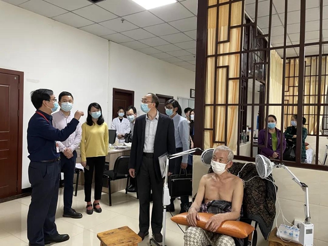 泸州市医保局调研合江县中医医院医保工作(图2) 泸州市医保局调研合江县中医医院医保工作(图2)