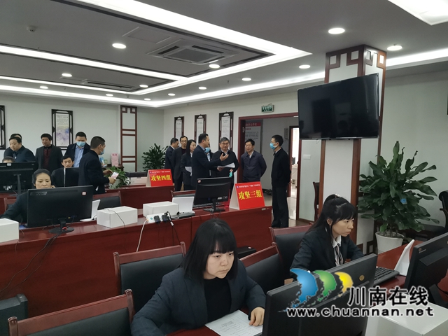 熊启权调研泸州市不动产登记中心“一网通办”攻坚工作(图2) 熊启权调研泸州市不动产登记中心“一网通办”攻坚工作(图2)