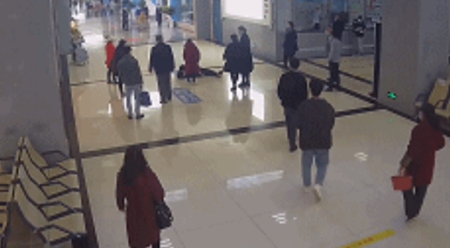 突发！门诊大厅男子倒地抽搐！监控记录下惊险一幕(图2)