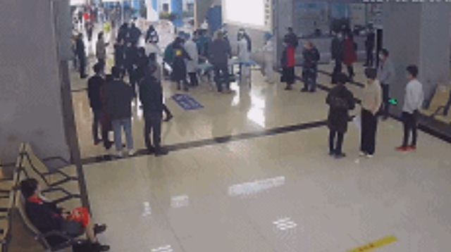 突发！门诊大厅男子倒地抽搐！监控记录下惊险一幕(图4)