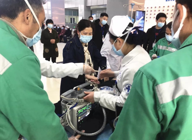 突发！门诊大厅男子倒地抽搐！监控记录下惊险一幕(图5)