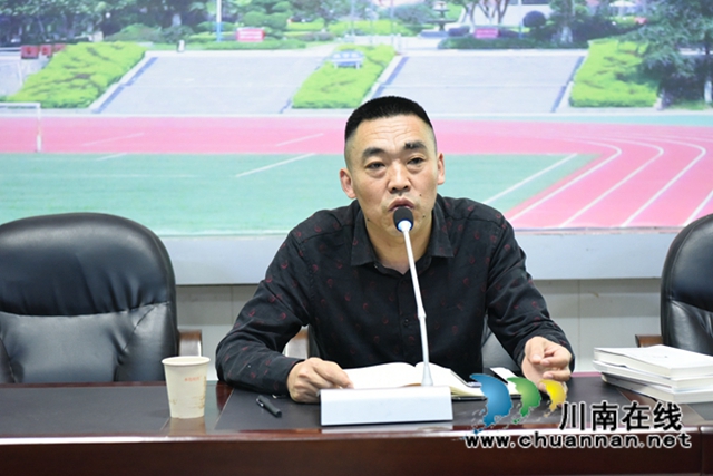 作家刘光富“向暖而行”公益讲座走进叙永一中(图1)