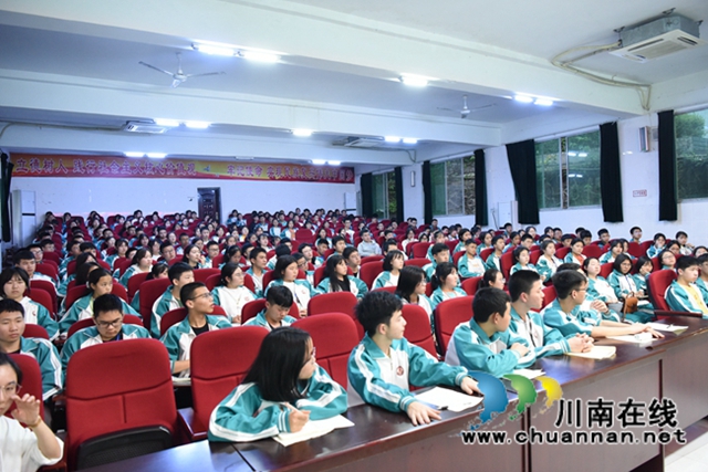 作家刘光富“向暖而行”公益讲座走进叙永一中(图2)