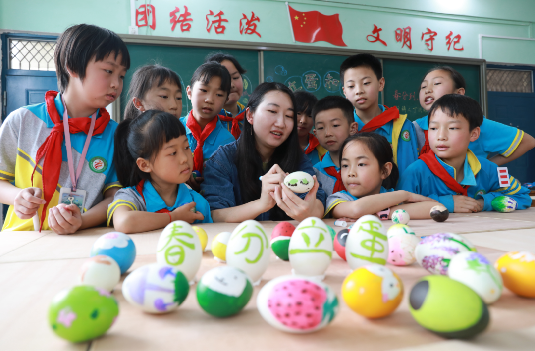 巧手立“彩蛋”，欢乐迎春分！——金龙镇中心学校师生“玩转”春分(图2)