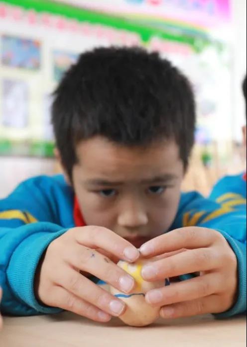 巧手立“彩蛋”，欢乐迎春分！——金龙镇中心学校师生“玩转”春分(图7)