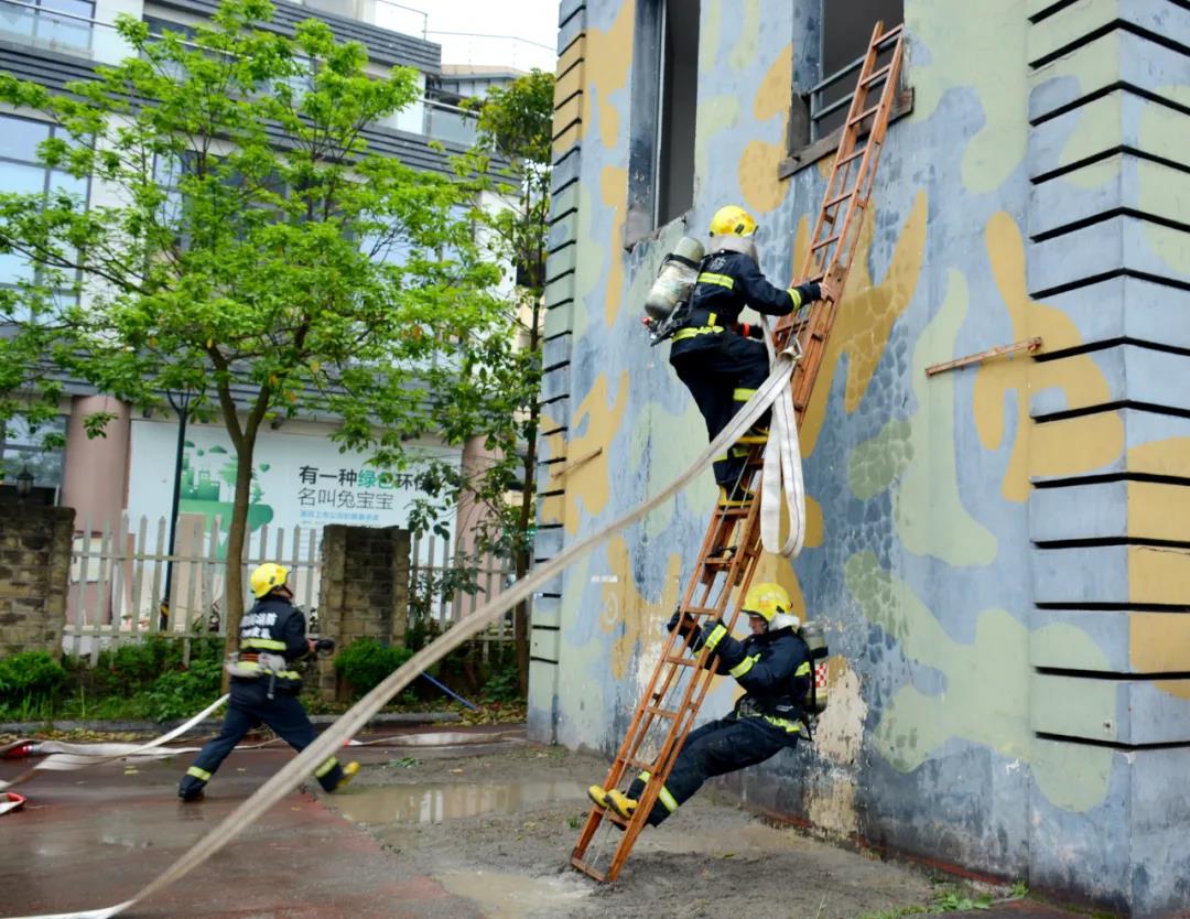 练兵备战谋打赢 泸州市江阳消防专职比武对抗集训队火热开训(图1)