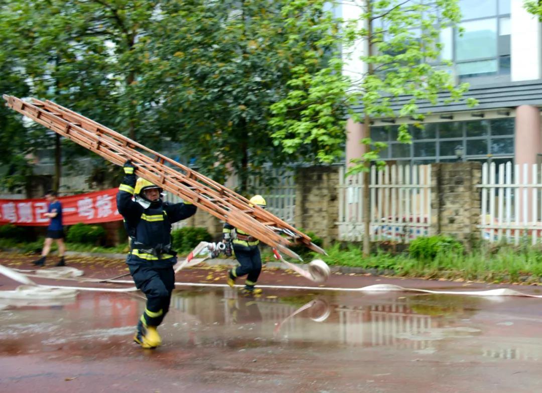 练兵备战谋打赢 泸州市江阳消防专职比武对抗集训队火热开训(图4)