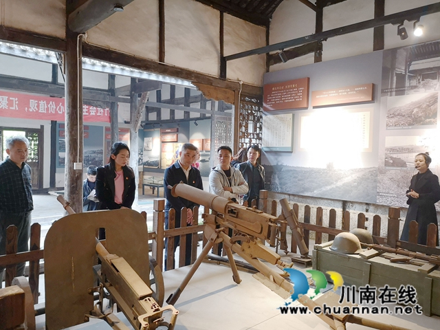 重温红色记忆，汲取精神力量！龙马潭区机关事务办党支部开展主题党日活动(图1)