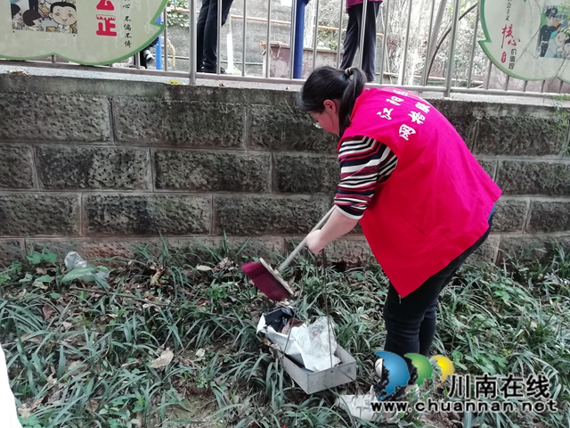 江阳区华阳街道开展美化小区环境志愿服务活动(图2)