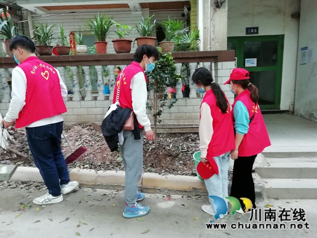 江阳区华阳街道开展美化小区环境志愿服务活动(图1)