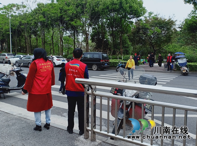 江阳区华阳街道开展校园周边交通安全维护活动(图1)