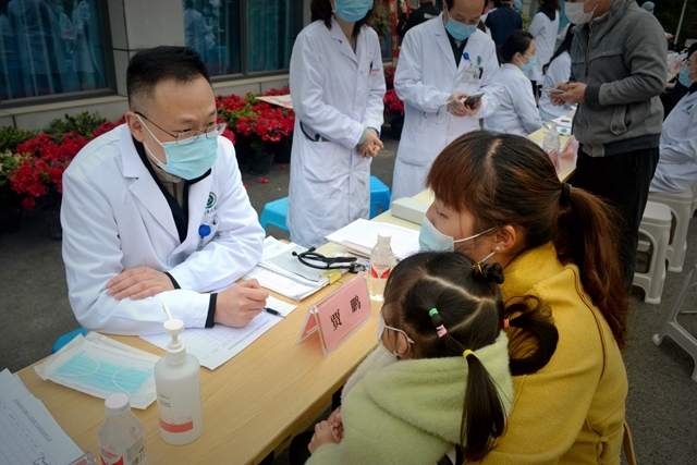 九三学社泸州市委开展“健康基层行”义诊活动(图1)