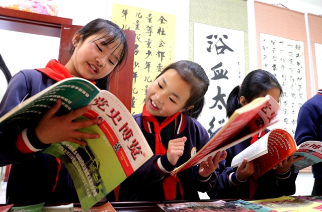 5000余件“红色藏品”！泸州纳溪68岁退休教师自办“家庭红色展”