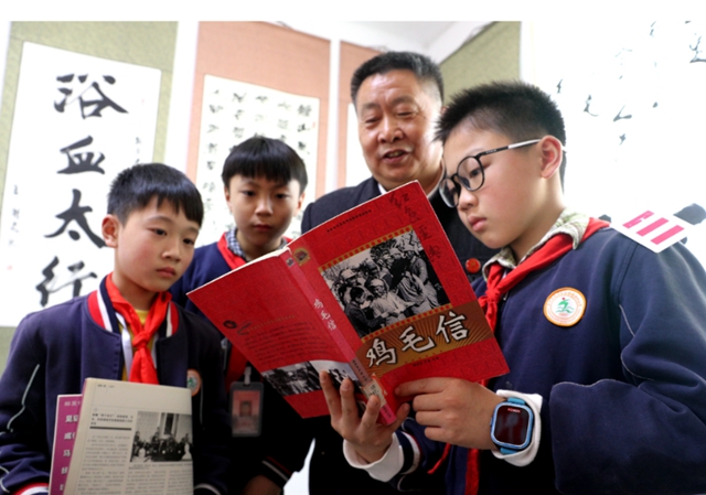 5000余件“红色藏品”！泸州纳溪68岁退休教师自办“家庭红色展”(图2)