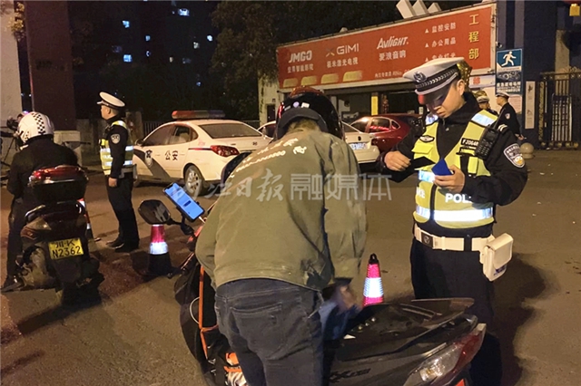 市民深恶痛绝，内江交警铁拳出击：街头逮赛摩！