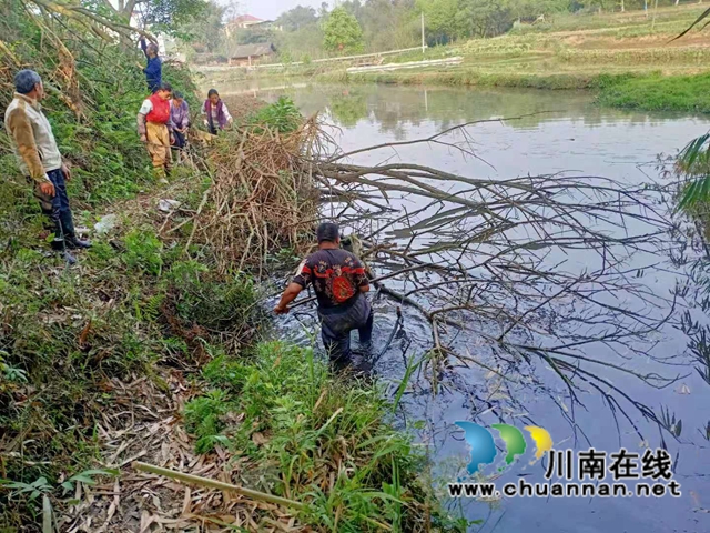 泸县云龙镇党员志愿者开展河道清理行动(图4) 泸县云龙镇党员志愿者开展河道清理行动(图4)