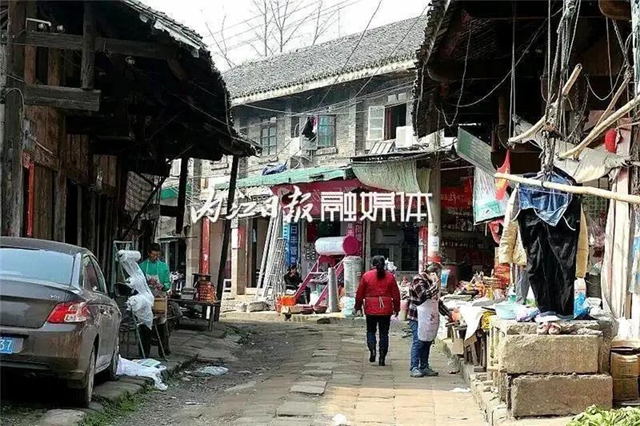 内江市市中区龙门镇是一座千年古镇， 距内江城区约30公里。  一度时期，龙门镇改名为沱江乡， 2015年再次改回原来的地名。 “龙门镇”这名称显然更有古老的味道 听起来也更觉有传奇、有故事。  图片 (图9)