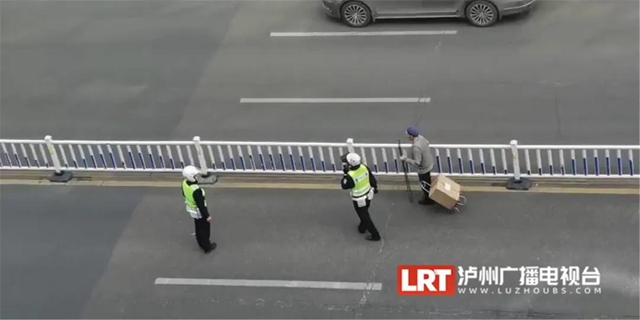 泸州：老人车流中步履蹒跚，交警挡车护送(图3)