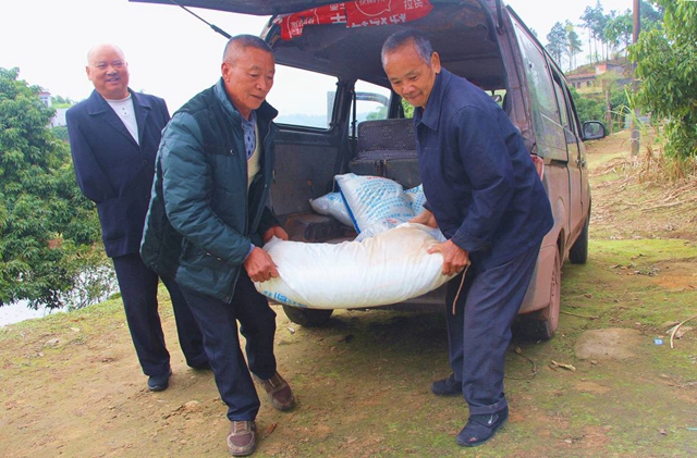 泸州：坚持27年，老支书自掏腰包买化肥送残疾人