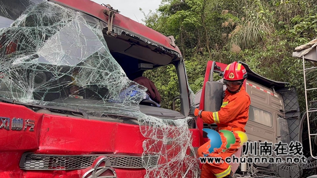 叙永：货车司机遇车祸被方向盘卡腿，消防16分钟破拆救人