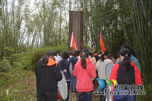 叙永县大石镇中心小学校开展“清明节缅怀先烈”扫墓活动(图3)
