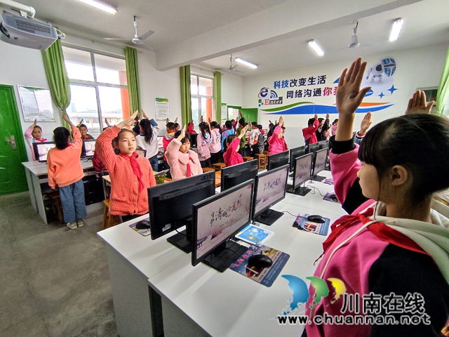 叙永县龙凤中心校四一中队孩子们向英雄先烈们敬礼表哀思(图1) 叙永县龙凤中心校四一中队孩子们向英雄先烈们敬礼表哀思(图1)