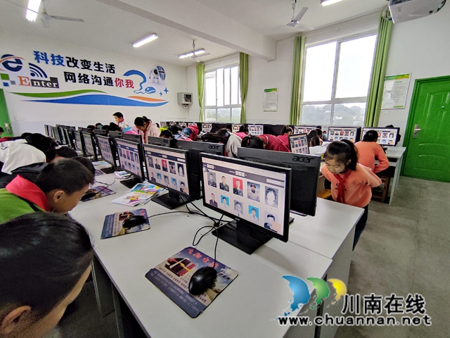 叙永县龙凤中心校四一中队孩子们向英雄先烈们敬礼表哀思(图2) 叙永县龙凤中心校四一中队孩子们向英雄先烈们敬礼表哀思(图2)