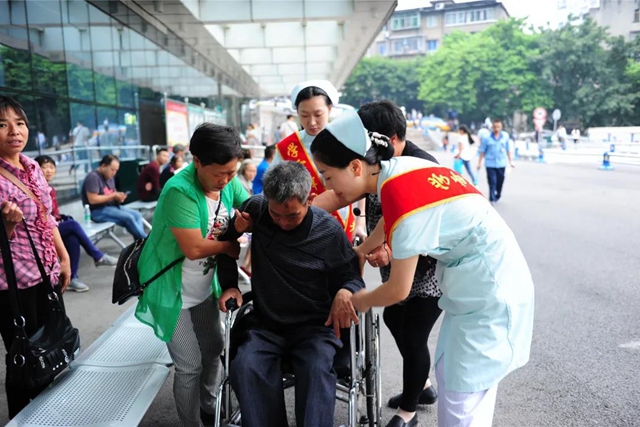 泸州首次!西南医大附院党团医疗志愿服务总队荣获全国最佳志愿服务组织(图7) 泸州首次!西南医大附院党团医疗志愿服务总队荣获全国最佳志愿服务组织(图7)