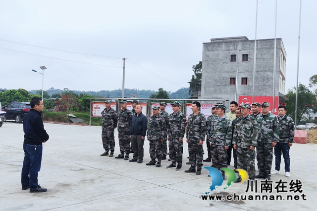 泸县百和镇组织开展应急队伍拉练活动(图1)