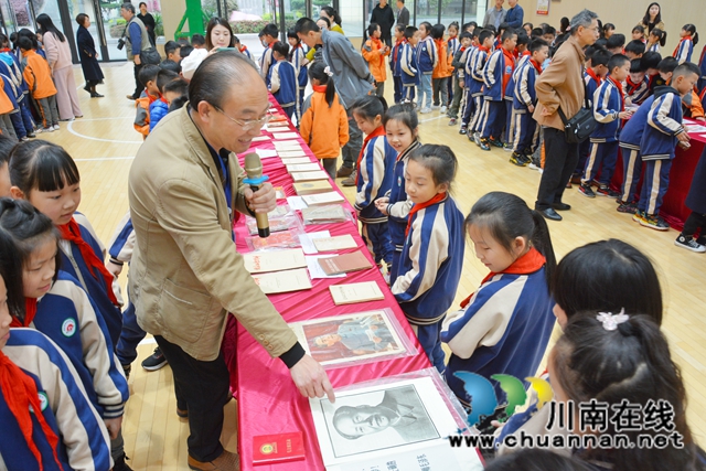 触摸历史,铭记党恩!叙永县城西实验学校联合收藏协会举办红色藏品展(图1) 触摸历史,铭记党恩!叙永县城西实验学校联合收藏协会举办红色藏品展(图1)