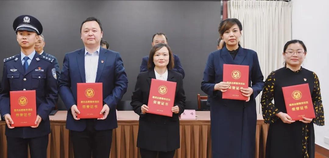 厉害!泸州市龙马潭天立社区被中宣部等联合表扬(图1) 厉害!泸州市龙马潭天立社区被中宣部等联合表扬(图1)