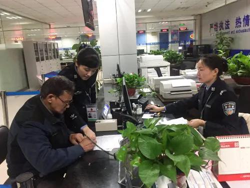 泸州人注意:4月1日起,老年人办理出入境证件有新办法(图3) 泸州人注意:4月1日起,老年人办理出入境证件有新办法(图3)