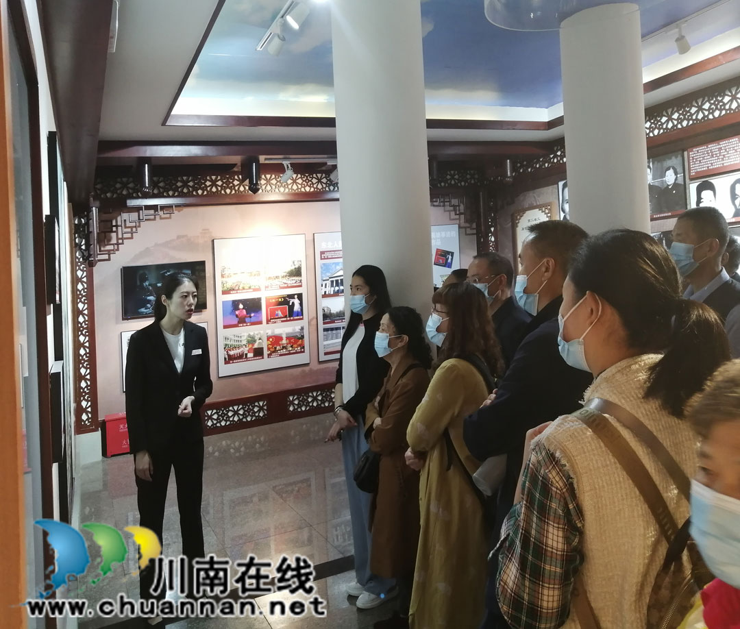 泸州市龙马潭区小市街道组织开展祭拜革命先烈活动 (图5)