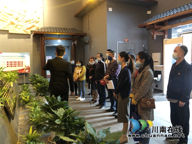 龙马潭区小市街道杜家街社区开展主题党日活动(图1)