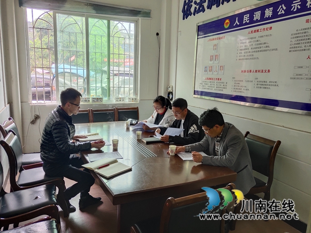 泸县禁毒委到百和镇督导禁毒主题莲枪舞准备工作(图1)