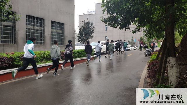 四川三河职业学院开展全覆盖应急疏散演练活动(图3)