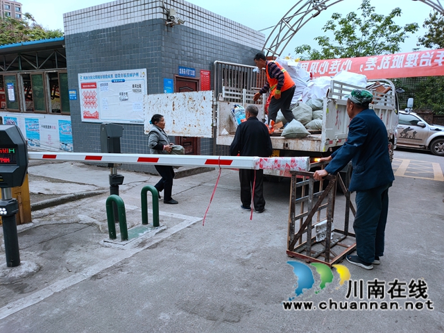 龙马潭区红星街道奥体社区开展爱国卫生整治行动(图1)