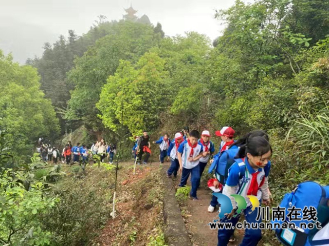 龙马潭区天立春雨学校开展“传承长征精神 红领巾跟党走”活动(图1)