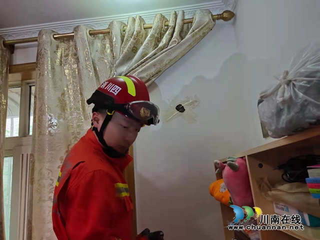 泸州一小区住宅上演“蛇出没”,消防队员巧妙捉蛇放生(图4) 泸州一小区住宅上演“蛇出没”,消防队员巧妙捉蛇放生(图4)