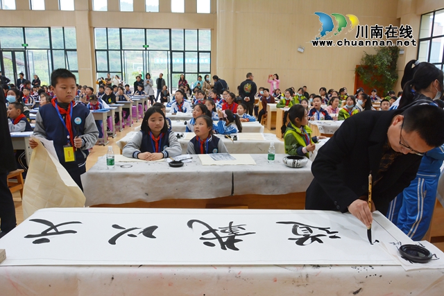 叙永县举行书法大赛，300名小选手泼墨挥毫献礼建党百年(图1)