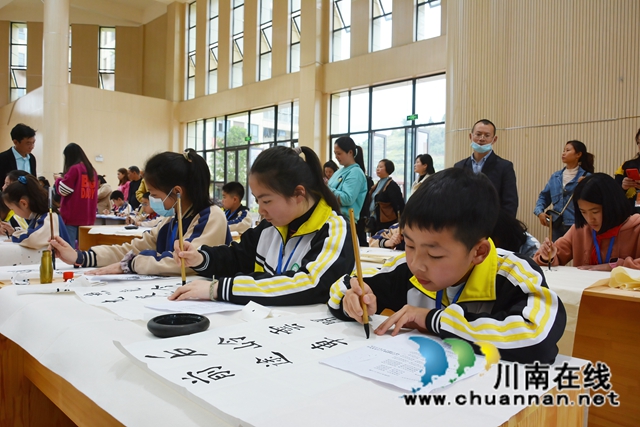 叙永县举行书法大赛，300名小选手泼墨挥毫献礼建党百年(图2)