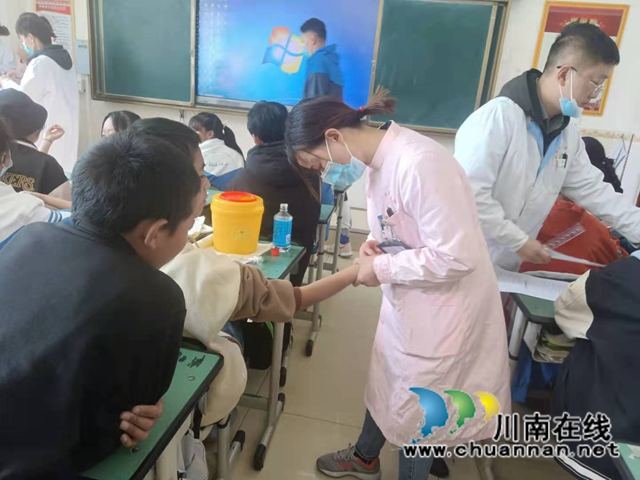 甘孜州雅江县疾控中心进呷拉镇初级中学开展结核病筛查(图1)